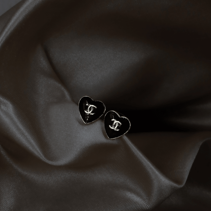 Chanel 黑色愛心 CC Logo 耳針｜2004年款式｜附原盒 - Vintasy