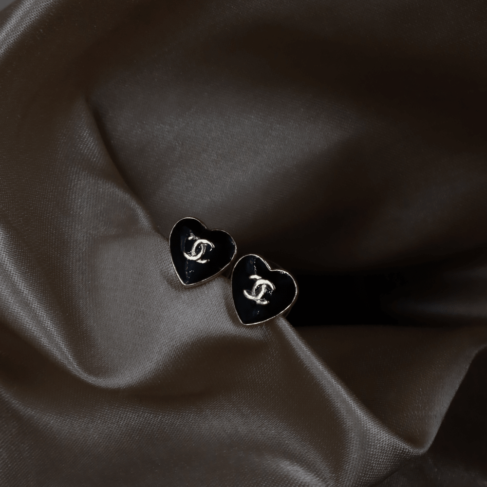 Chanel 黑色愛心 CC Logo 耳針｜2004年款式｜附原盒 - Vintasy