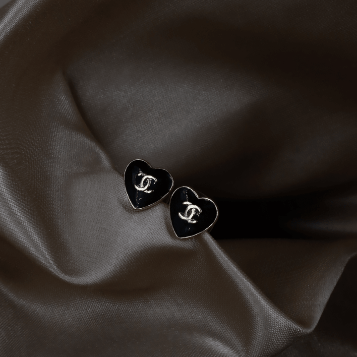 Chanel 黑色愛心 CC Logo 耳針｜2004年款式｜附原盒 - Vintasy