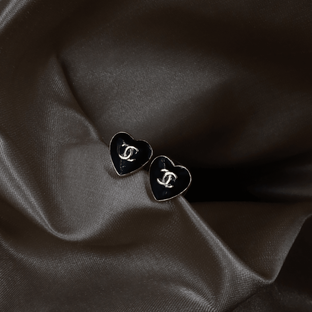 Chanel 黑色愛心 CC Logo 耳針｜2004年款式｜附原盒 - Vintasy