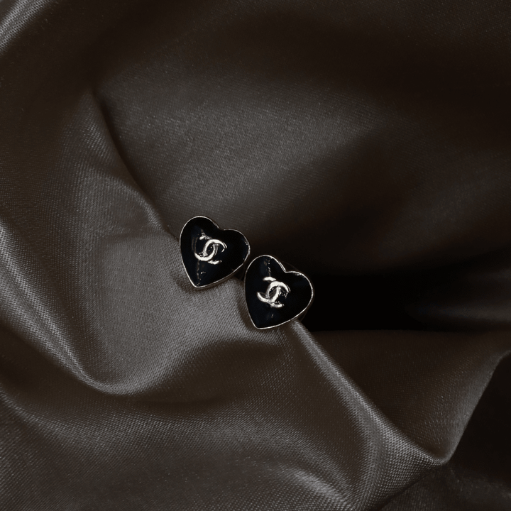 Chanel 黑色愛心 CC Logo 耳針｜2004年款式｜附原盒 - Vintasy