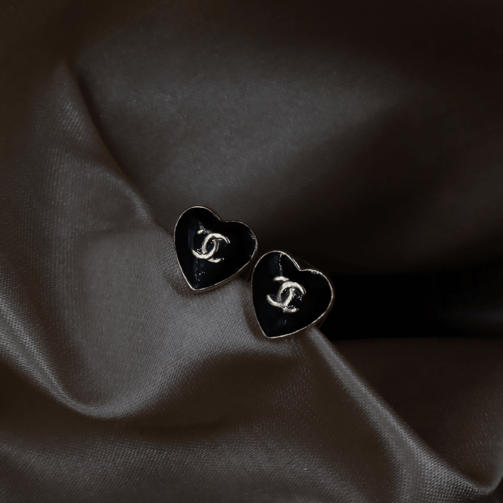 Chanel 黑色愛心 CC Logo 耳針｜2004年款式｜附原盒 - Vintasy