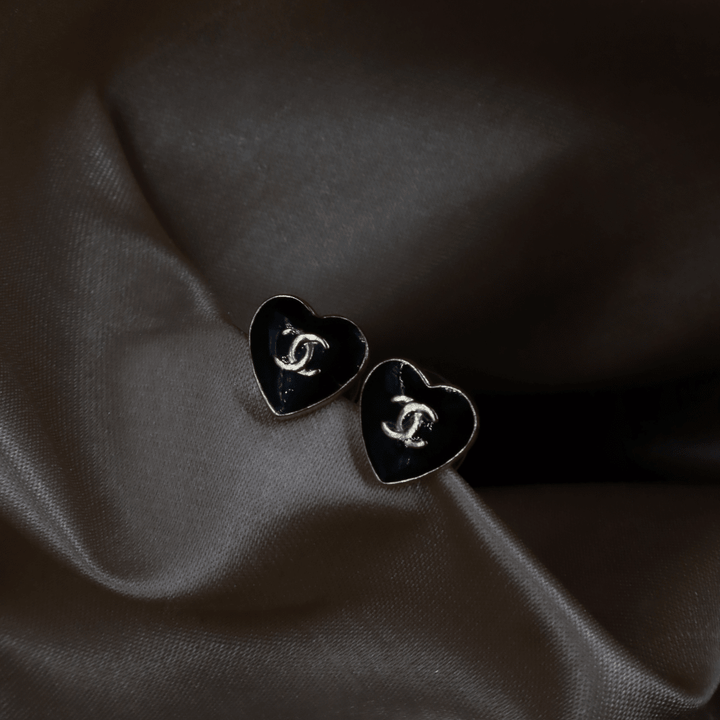 Chanel 黑色愛心 CC Logo 耳針｜2004年款式｜附原盒 - Vintasy