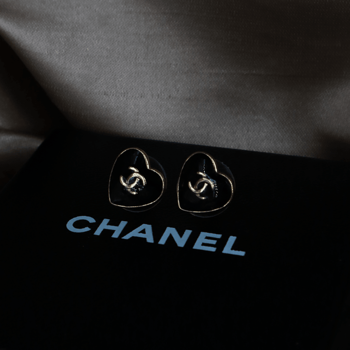 Chanel 黑色愛心 CC Logo 耳針｜2004年款式｜附原盒 - Vintasy