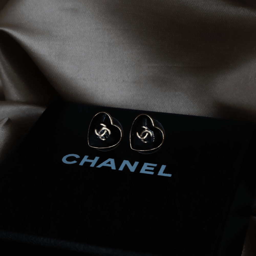 Chanel 黑色愛心 CC Logo 耳針｜2004年款式｜附原盒 - Vintasy