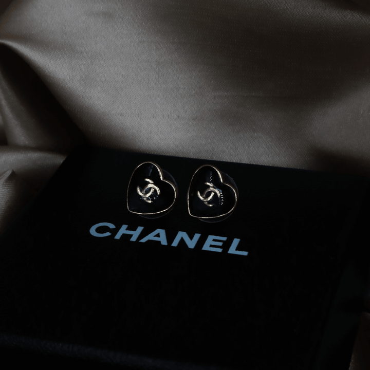 Chanel 黑色愛心 CC Logo 耳針｜2004年款式｜附原盒 - Vintasy