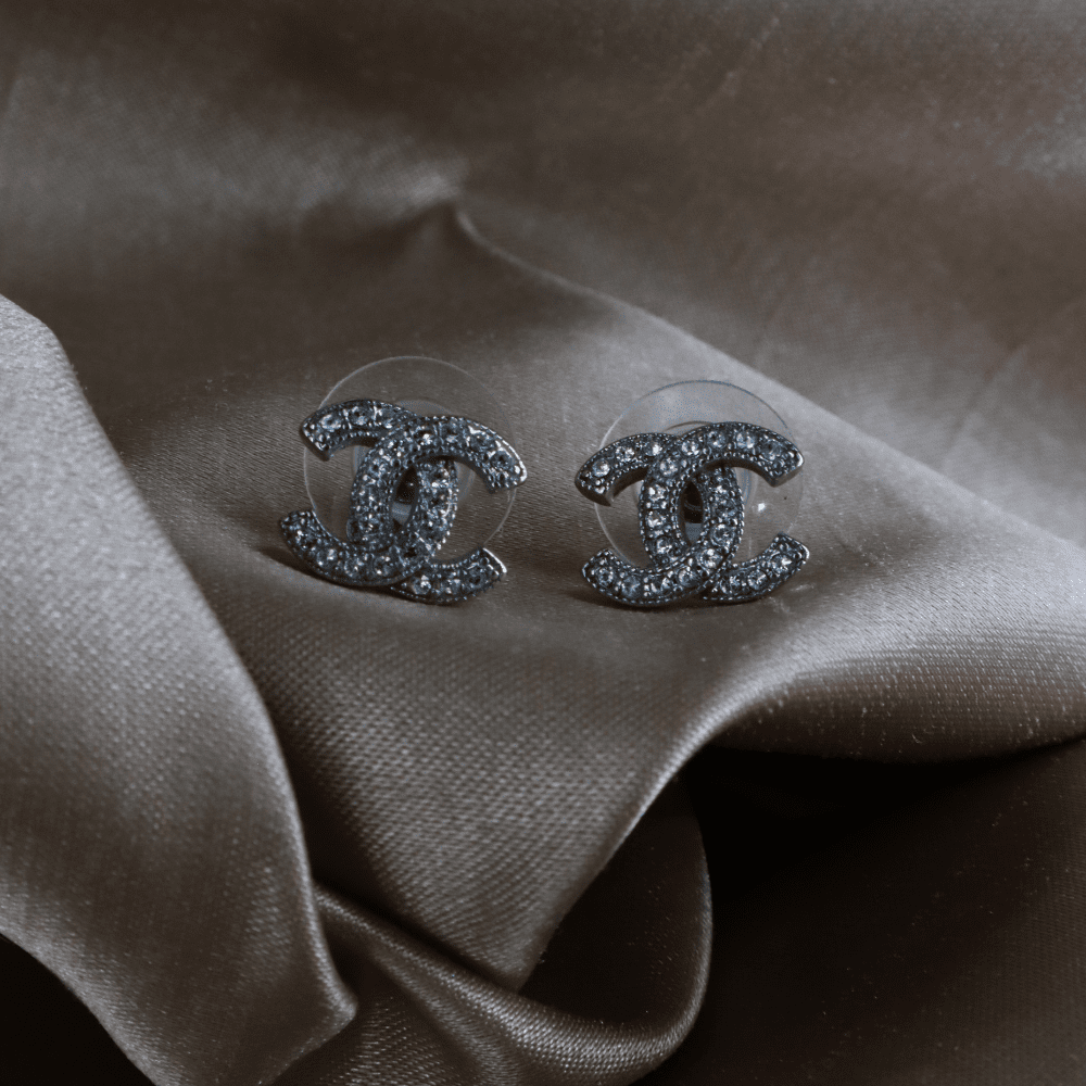 Chanel CC logo 銀色水晶耳環｜ 未使用品 2010年產品 - Vintasy