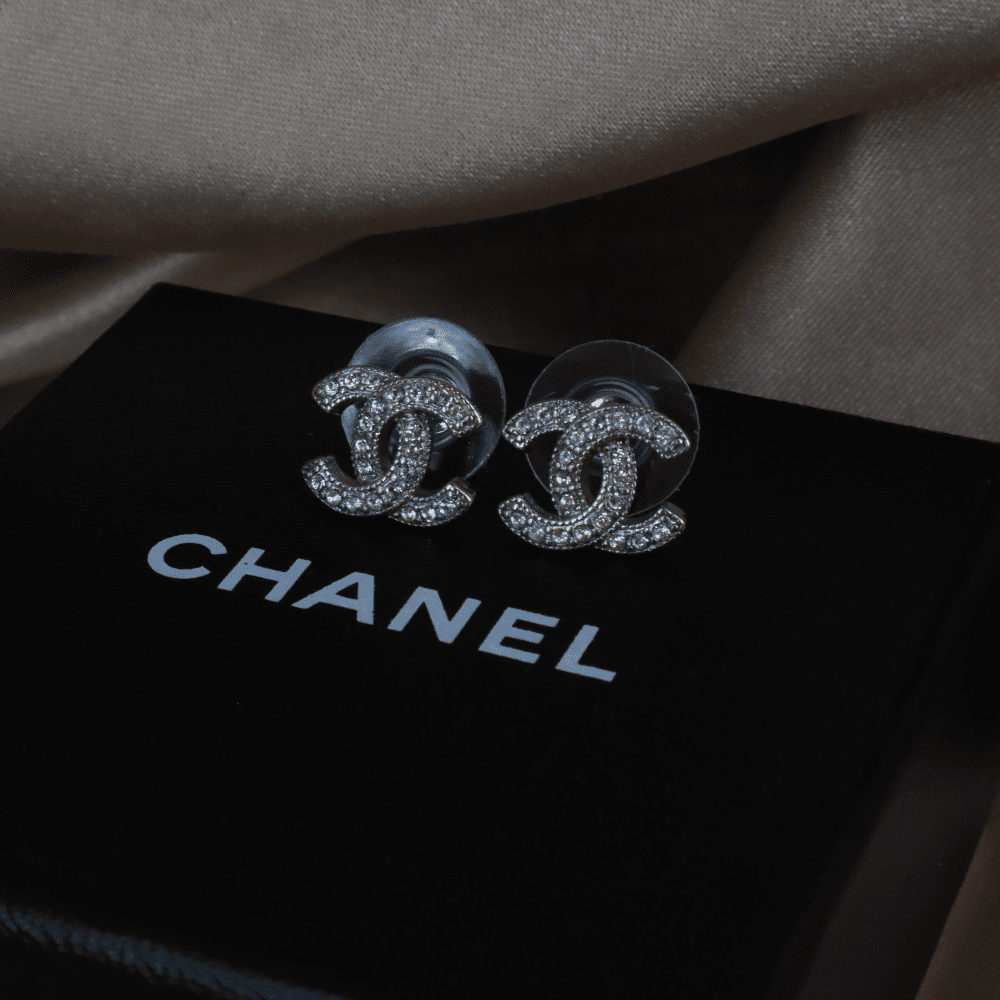 Chanel CC logo 銀色水晶耳環｜ 未使用品 2010年產品 - Vintasy
