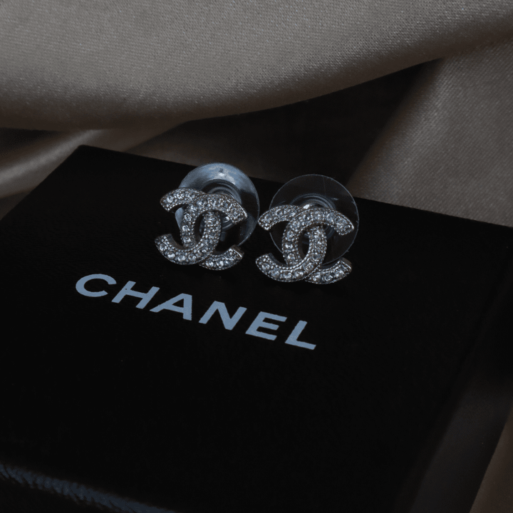 Chanel CC logo 銀色水晶耳環｜ 未使用品 2010年產品 - Vintasy