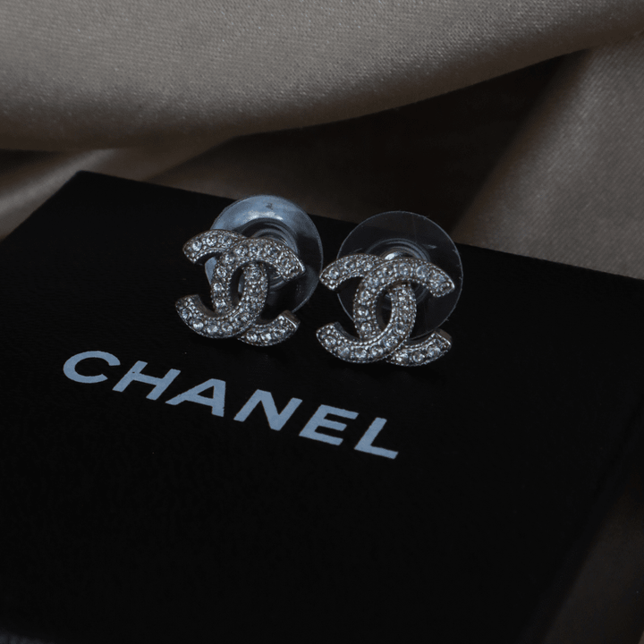 Chanel CC logo 銀色水晶耳環｜ 未使用品 2010年產品 - Vintasy