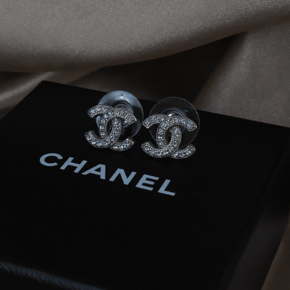 Chanel CC logo 銀色水晶耳環｜ 未使用品 2010年產品 - Vintasy