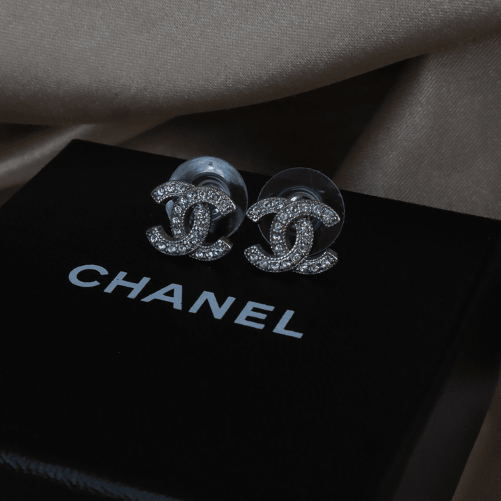 Chanel CC logo 銀色水晶耳環｜ 未使用品 2010年產品 - Vintasy