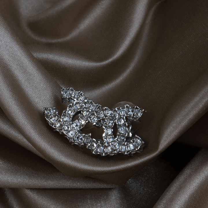 Chanel 銀色水鑽 CC Logo 耳環｜2011年款式 - Vintasy