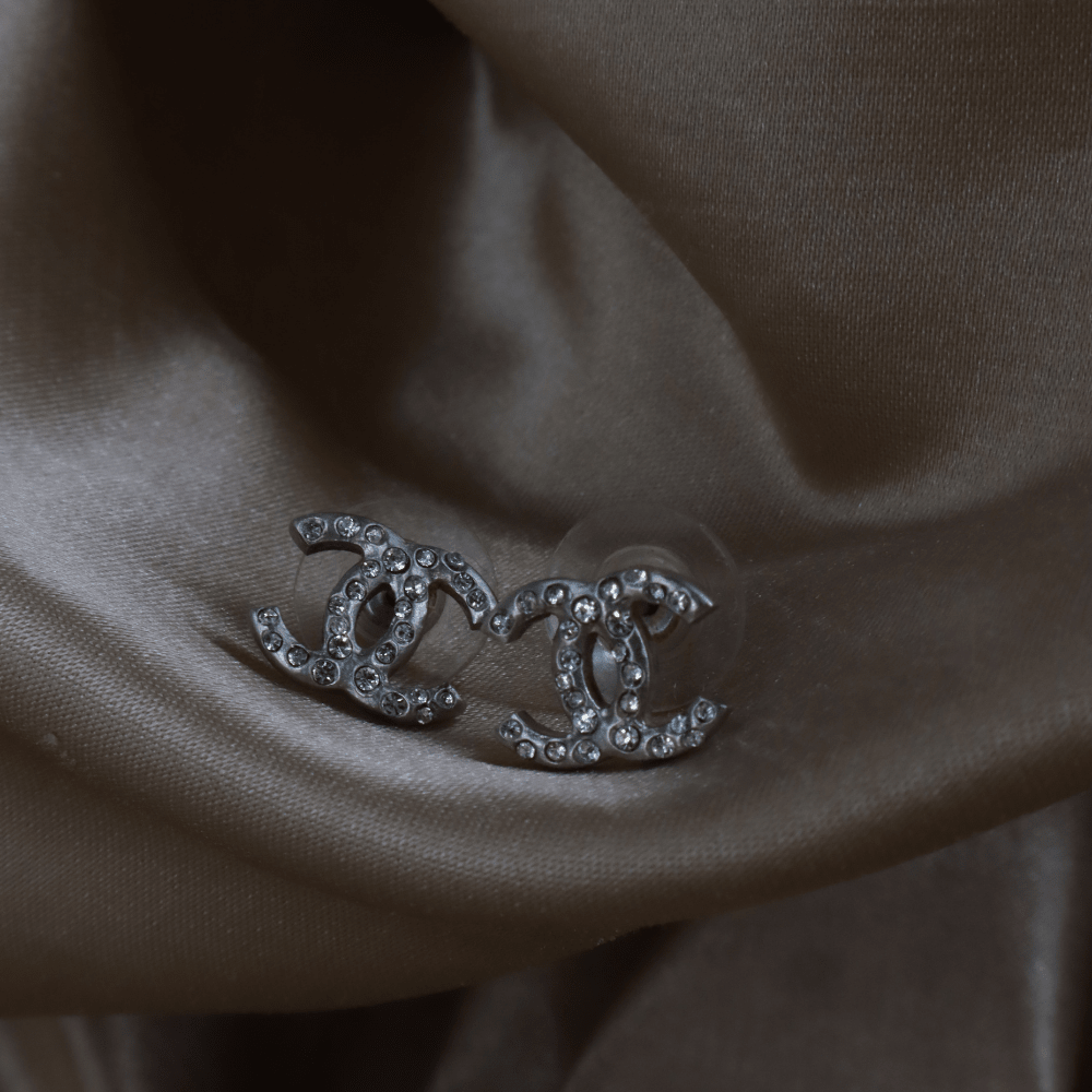 Chanel 銀色水鑽 CC Logo 耳環｜2011年款式 - Vintasy