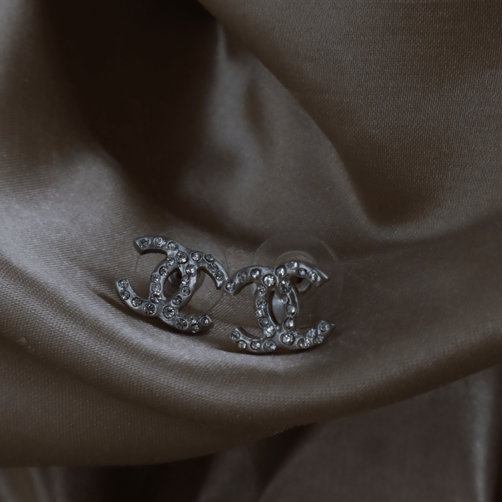 Chanel 銀色水鑽 CC Logo 耳環｜2011年款式 - Vintasy