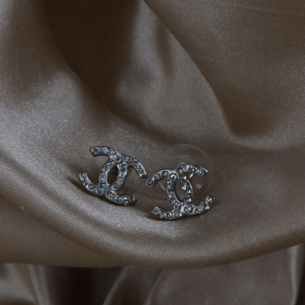 Chanel 銀色水鑽 CC Logo 耳環｜2011年款式 - Vintasy