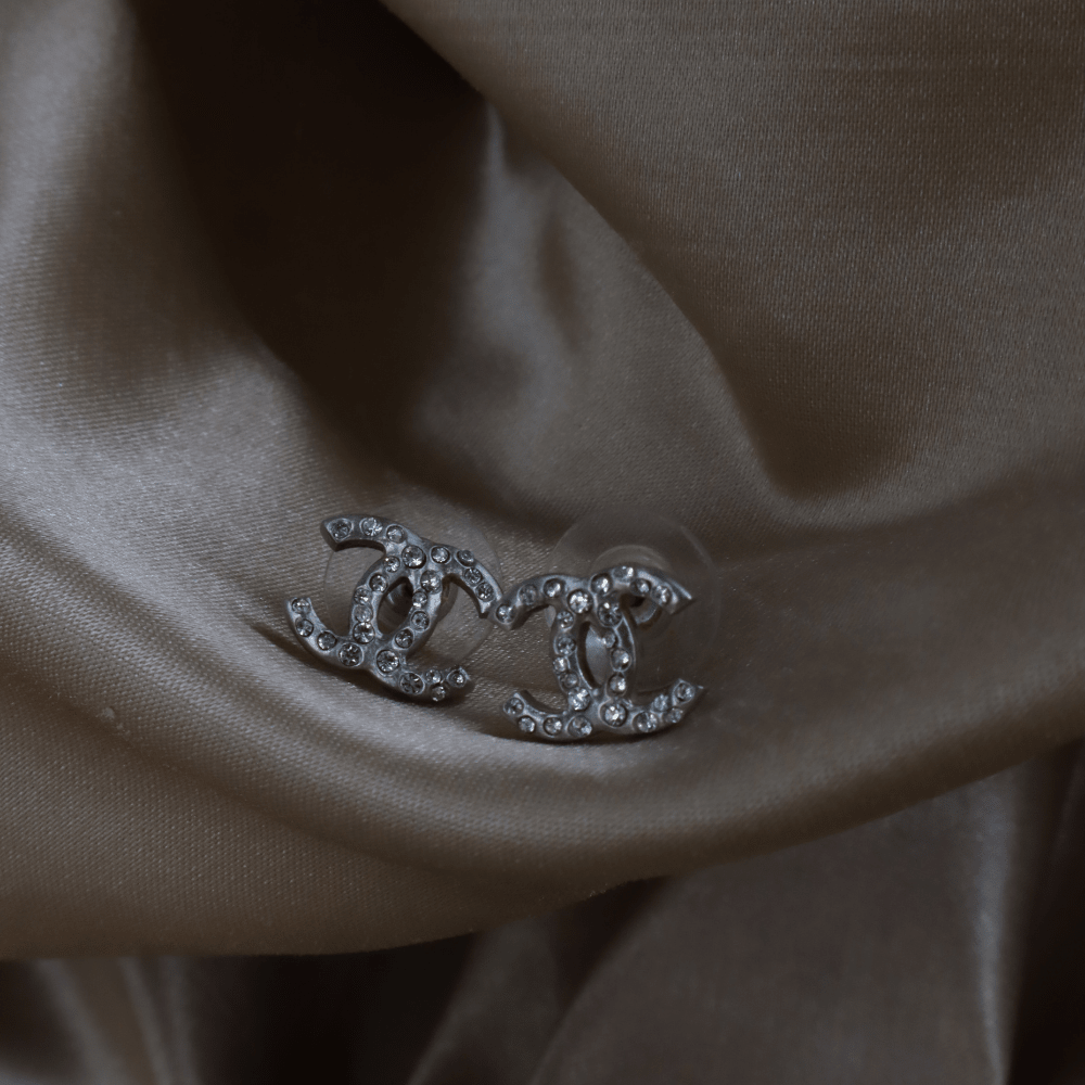 Chanel 銀色水鑽 CC Logo 耳環｜2011年款式 - Vintasy