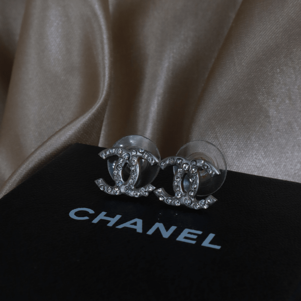 Chanel 銀色水鑽 CC Logo 耳環｜2011年款式 - Vintasy