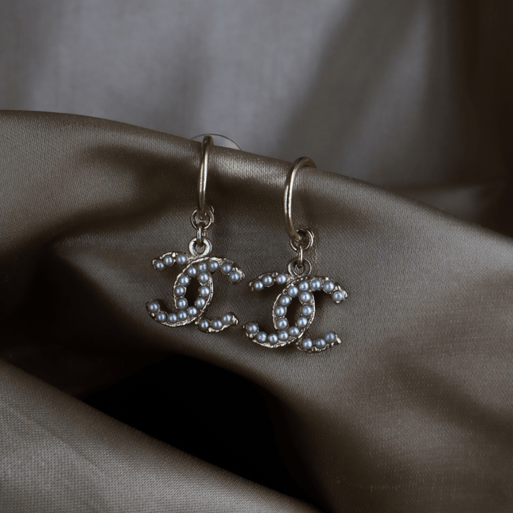 Chanel 灰珍珠 CC Logo 垂吊耳環｜2013年款式 - Vintasy