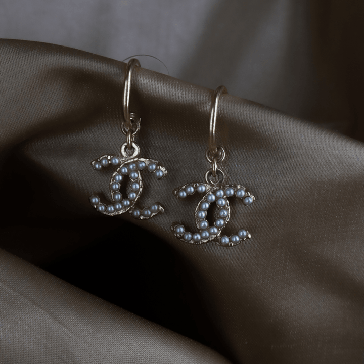 Chanel 灰珍珠 CC Logo 垂吊耳環｜2013年款式 - Vintasy