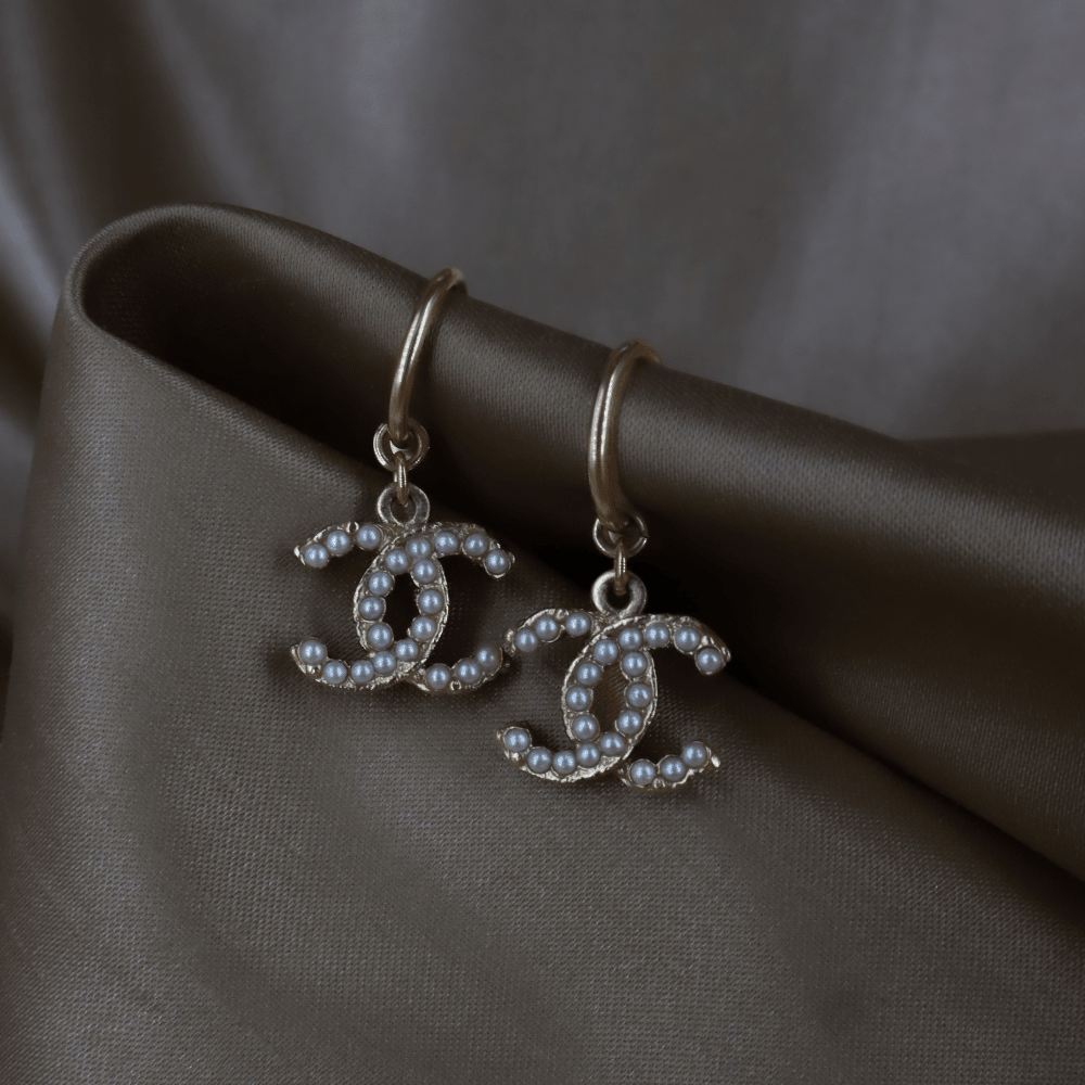 Chanel 灰珍珠 CC Logo 垂吊耳環｜2013年款式 - Vintasy