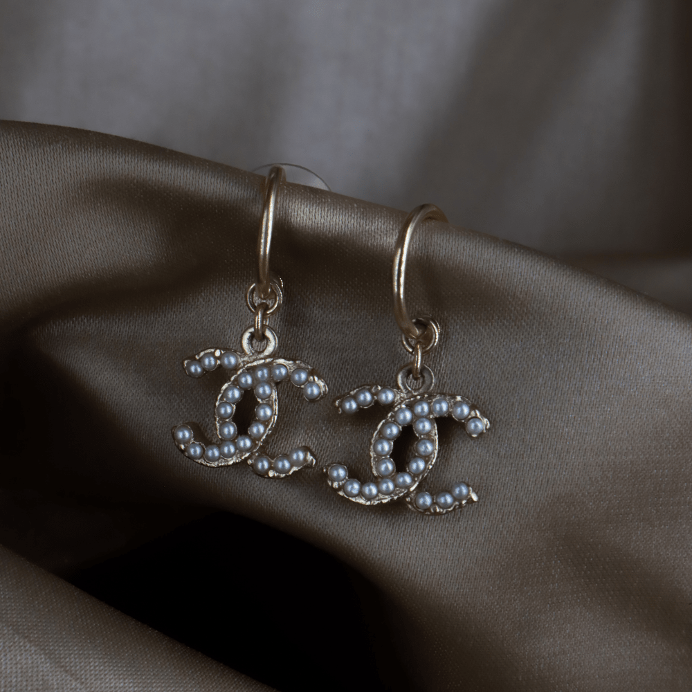 Chanel 灰珍珠 CC Logo 垂吊耳環｜2013年款式 - Vintasy