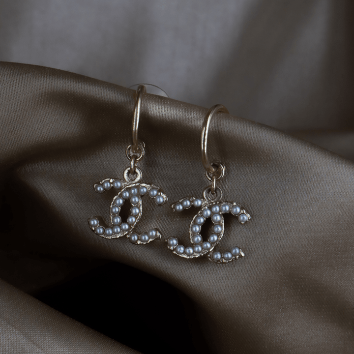 Chanel 灰珍珠 CC Logo 垂吊耳環｜2013年款式 - Vintasy