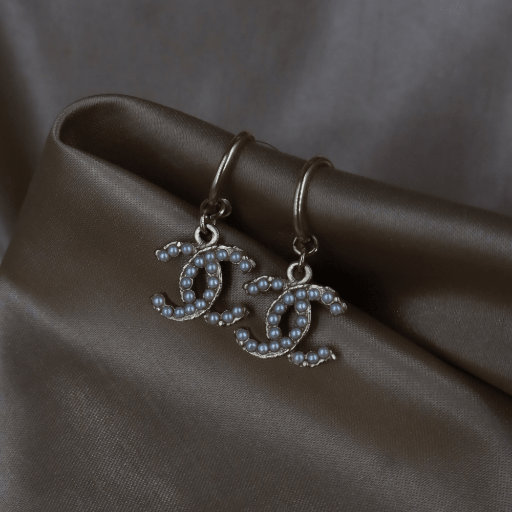 Chanel 灰珍珠 CC Logo 垂吊耳環｜2013年款式 - Vintasy