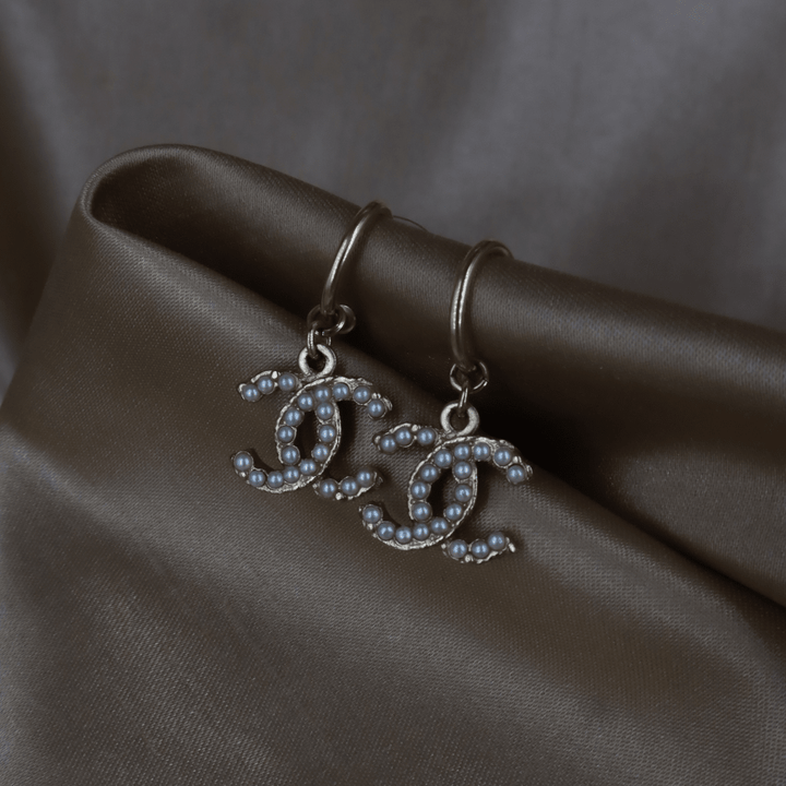 Chanel 灰珍珠 CC Logo 垂吊耳環｜2013年款式 - Vintasy