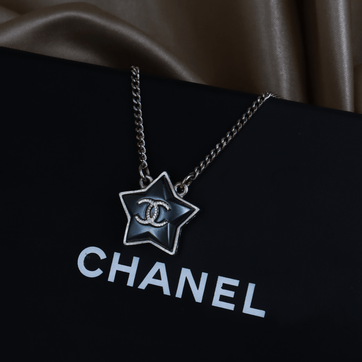 CHANEL 深藍琺瑯星星 CC Logo 吊墜頸鏈｜附原盒 ｜ 2017年款 - Vintasy