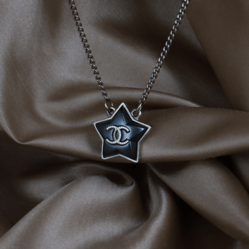 CHANEL 深藍琺瑯星星 CC Logo 吊墜頸鏈｜附原盒 ｜ 2017年款 - Vintasy