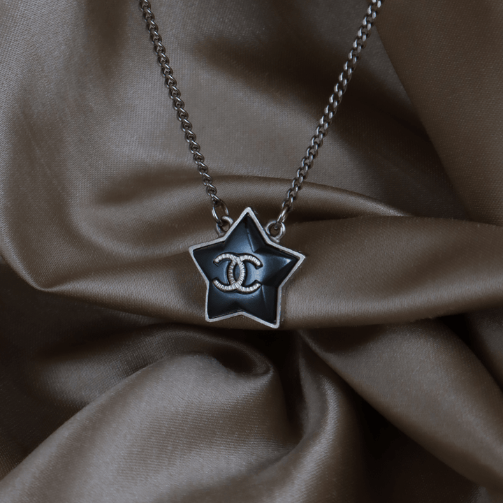 CHANEL 深藍琺瑯星星 CC Logo 吊墜頸鏈｜附原盒 ｜ 2017年款 - Vintasy