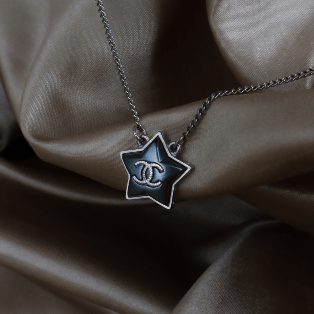 CHANEL 深藍琺瑯星星 CC Logo 吊墜頸鏈｜附原盒 ｜ 2017年款 - Vintasy