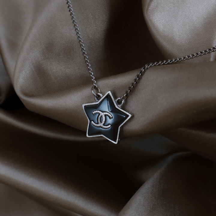 CHANEL 深藍琺瑯星星 CC Logo 吊墜頸鏈｜附原盒 ｜ 2017年款 - Vintasy