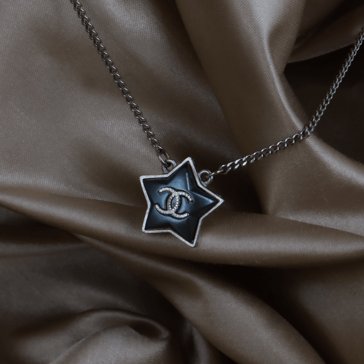 CHANEL 深藍琺瑯星星 CC Logo 吊墜頸鏈｜附原盒 ｜ 2017年款 - Vintasy