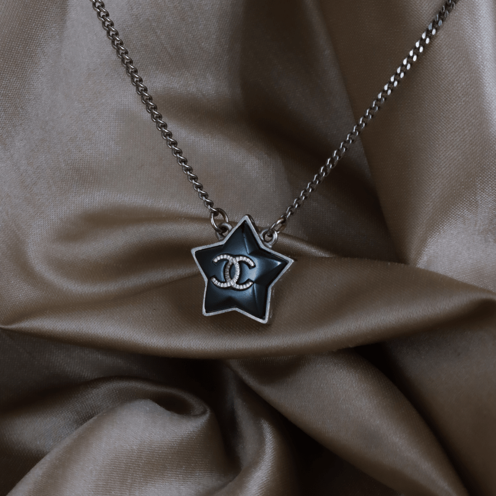 CHANEL 深藍琺瑯星星 CC Logo 吊墜頸鏈｜附原盒 ｜ 2017年款 - Vintasy