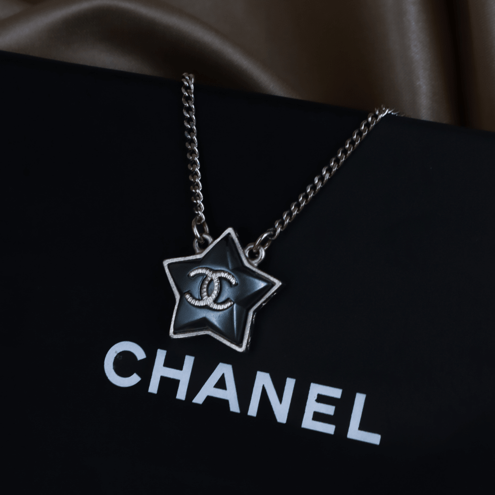 CHANEL 深藍琺瑯星星 CC Logo 吊墜頸鏈｜附原盒 ｜ 2017年款 - Vintasy