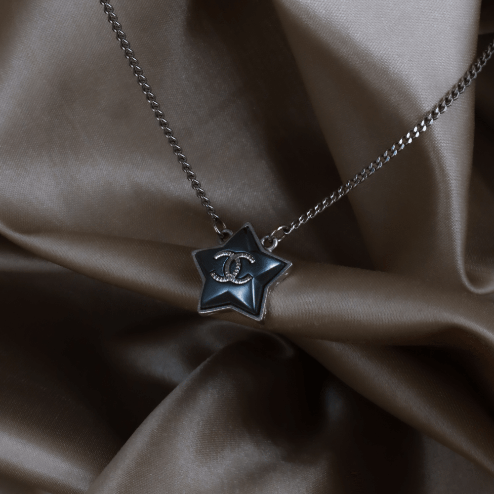 CHANEL 深藍琺瑯星星 CC Logo 吊墜頸鏈｜附原盒 ｜ 2017年款 - Vintasy