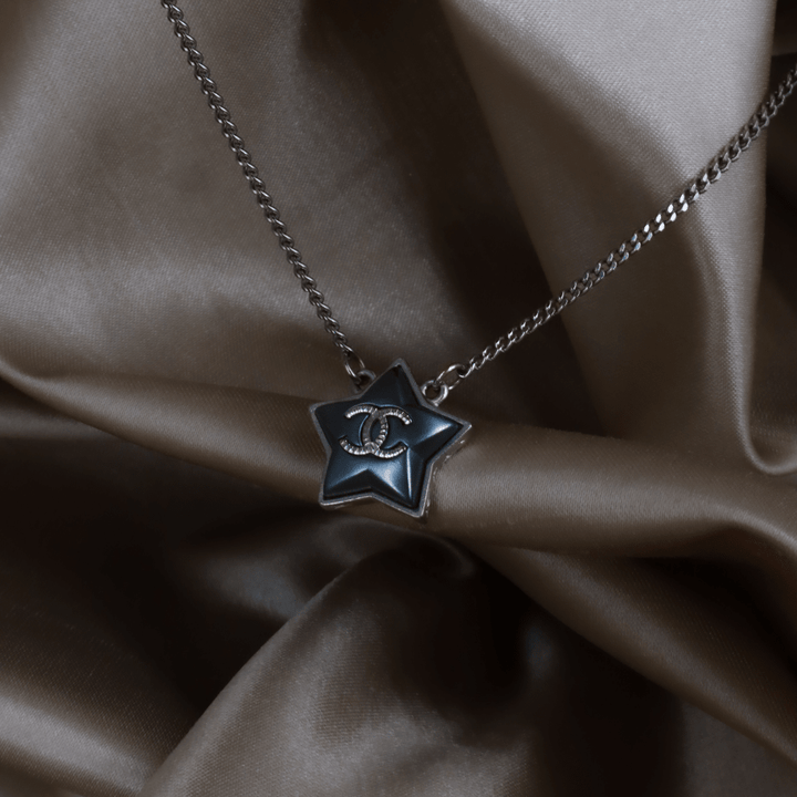 CHANEL 深藍琺瑯星星 CC Logo 吊墜頸鏈｜附原盒 ｜ 2017年款 - Vintasy