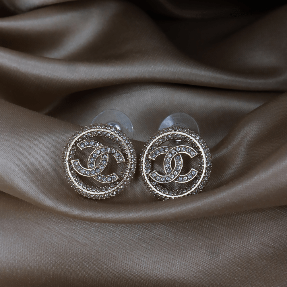 CHANEL 滿鑽圓框 CC Logo 耳環 ｜2020年款 未使用級美品 附原盒 - Vintasy