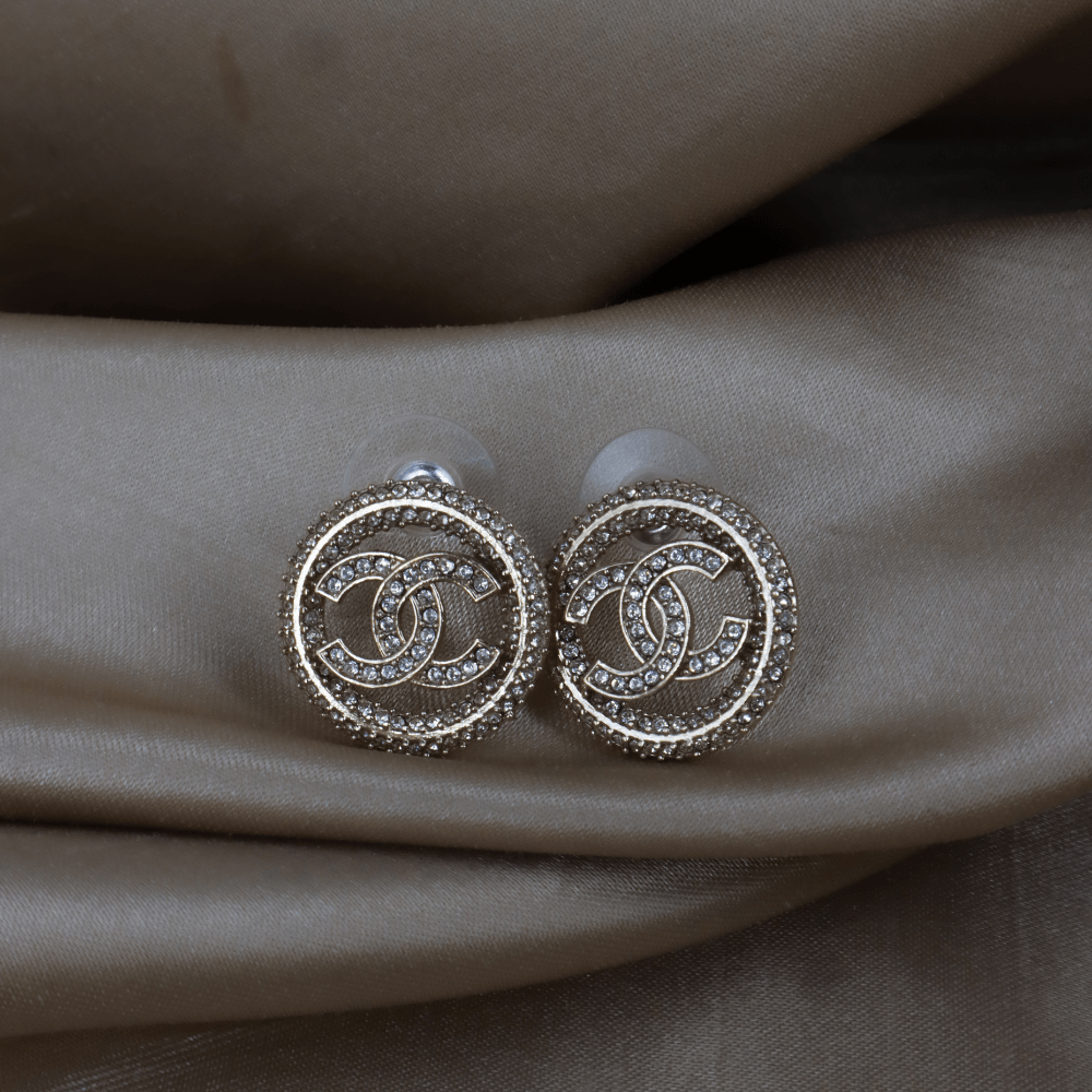 CHANEL 滿鑽圓框 CC Logo 耳環 ｜2020年款 未使用級美品 附原盒 - Vintasy