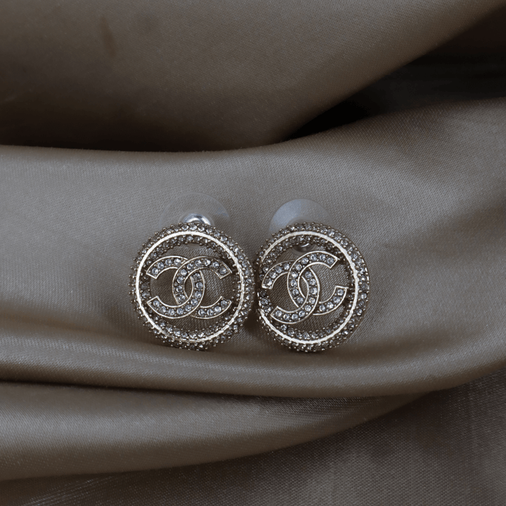 CHANEL 滿鑽圓框 CC Logo 耳環 ｜2020年款 未使用級美品 附原盒 - Vintasy