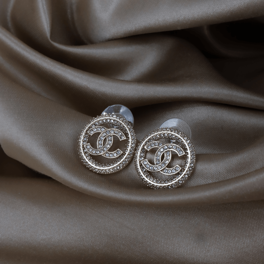 CHANEL 滿鑽圓框 CC Logo 耳環 ｜2020年款 未使用級美品 附原盒 - Vintasy
