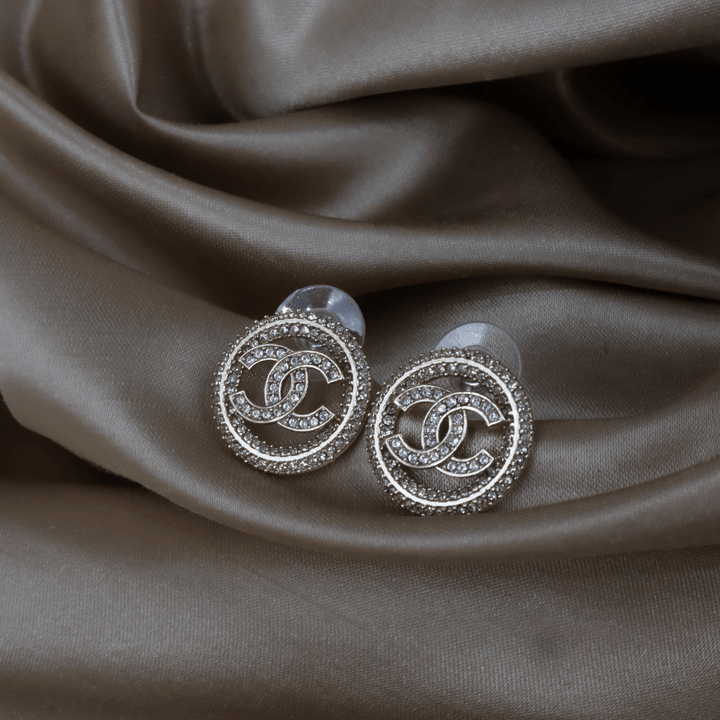 CHANEL 滿鑽圓框 CC Logo 耳環 ｜2020年款 未使用級美品 附原盒 - Vintasy