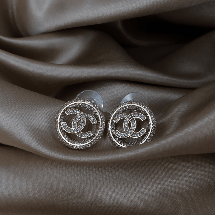 CHANEL 滿鑽圓框 CC Logo 耳環 ｜2020年款 未使用級美品 附原盒 - Vintasy