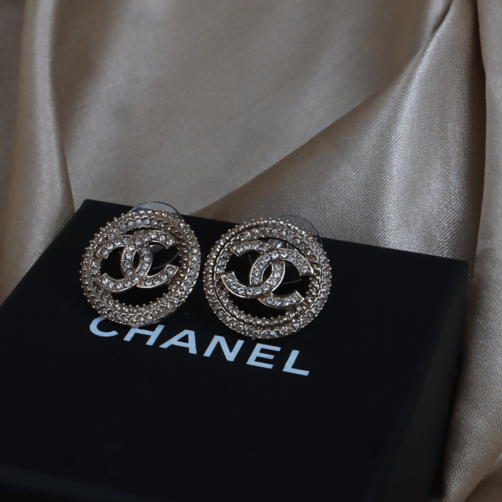 CHANEL 滿鑽圓框 CC Logo 耳環 ｜2020年款 未使用級美品 附原盒 - Vintasy