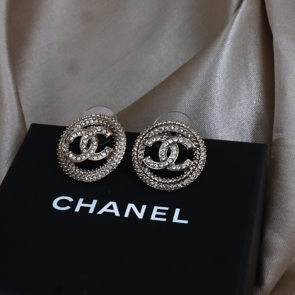 CHANEL 滿鑽圓框 CC Logo 耳環 ｜2020年款 未使用級美品 附原盒 - Vintasy