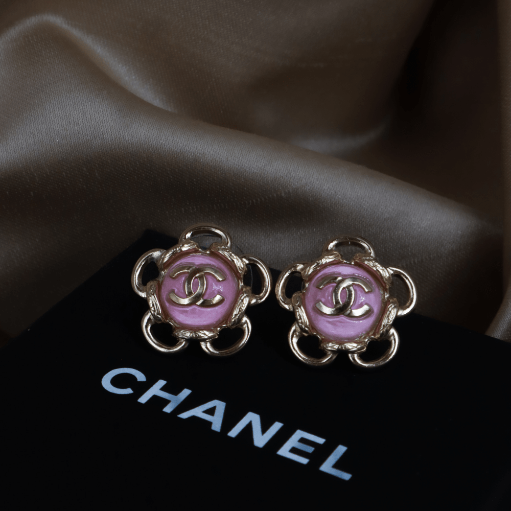 CHANEL 粉紅琺瑯 CC Logo 花朵耳環 ｜ 2024年 ｜未使用級美品 - Vintasy