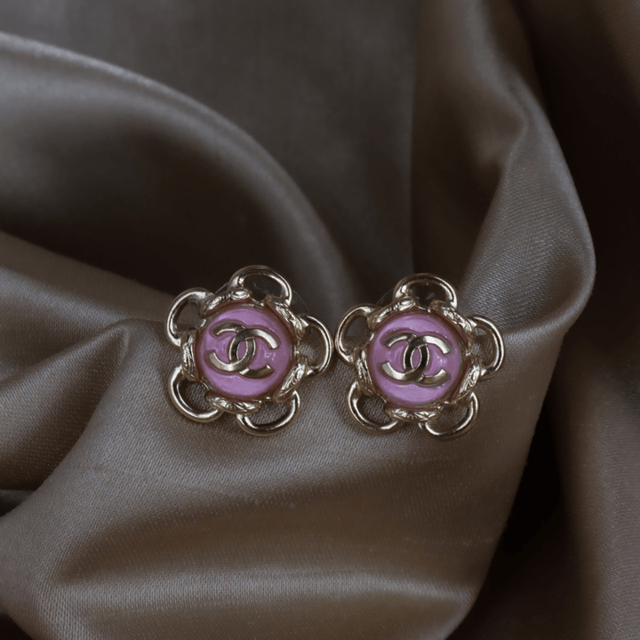 CHANEL 粉紅琺瑯 CC Logo 花朵耳環 ｜ 2024年 ｜未使用級美品 - Vintasy