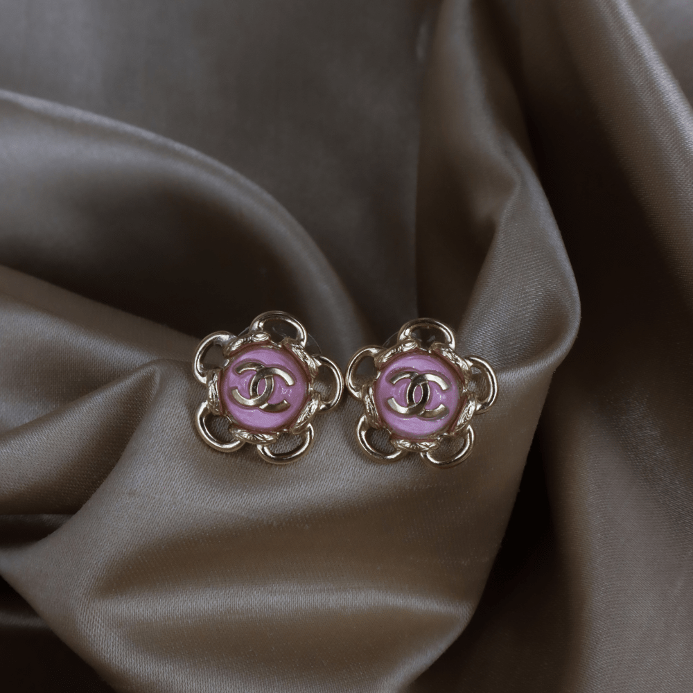 CHANEL 粉紅琺瑯 CC Logo 花朵耳環 ｜ 2024年 ｜未使用級美品 - Vintasy